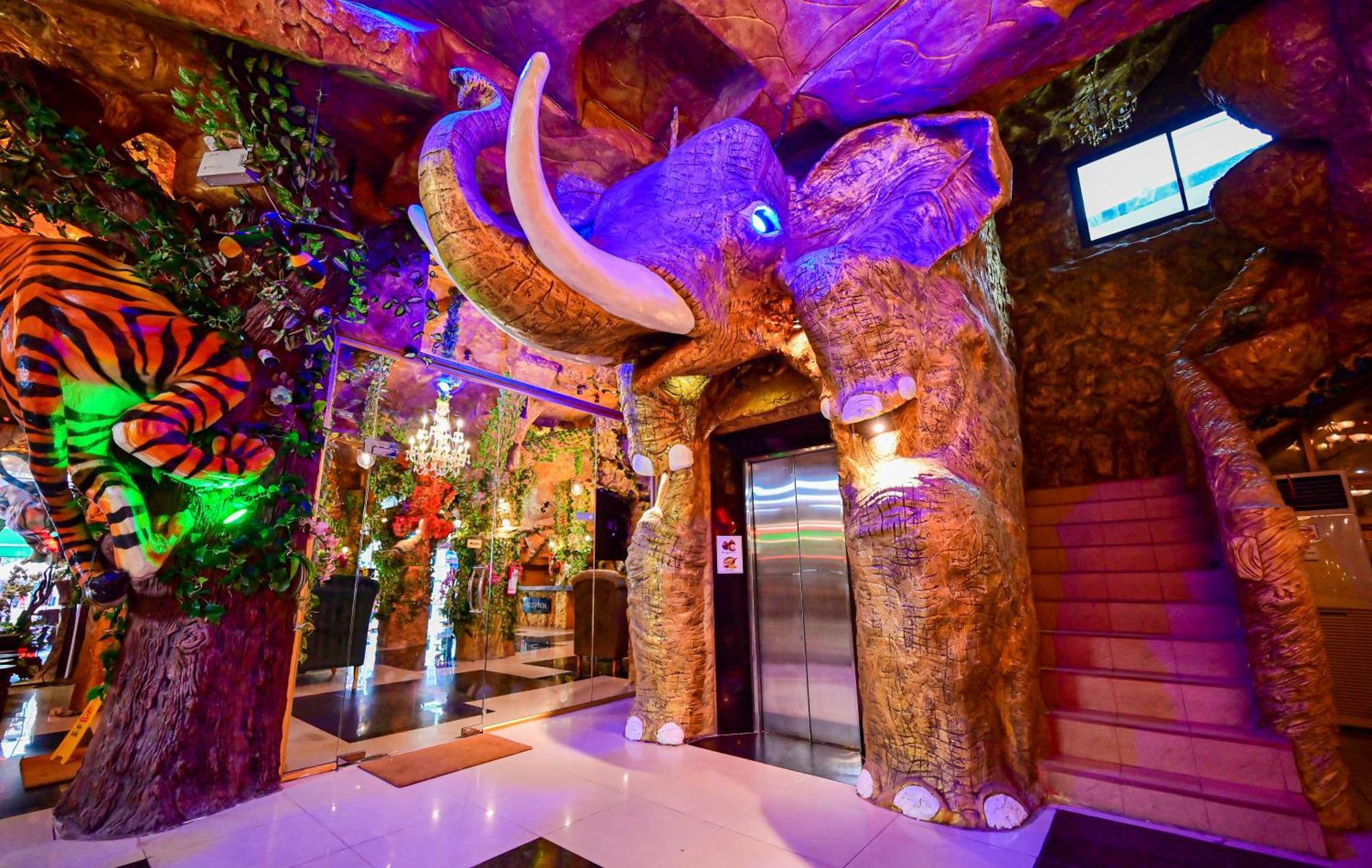 Tiger Complex Hotel Patong Екстер'єр фото