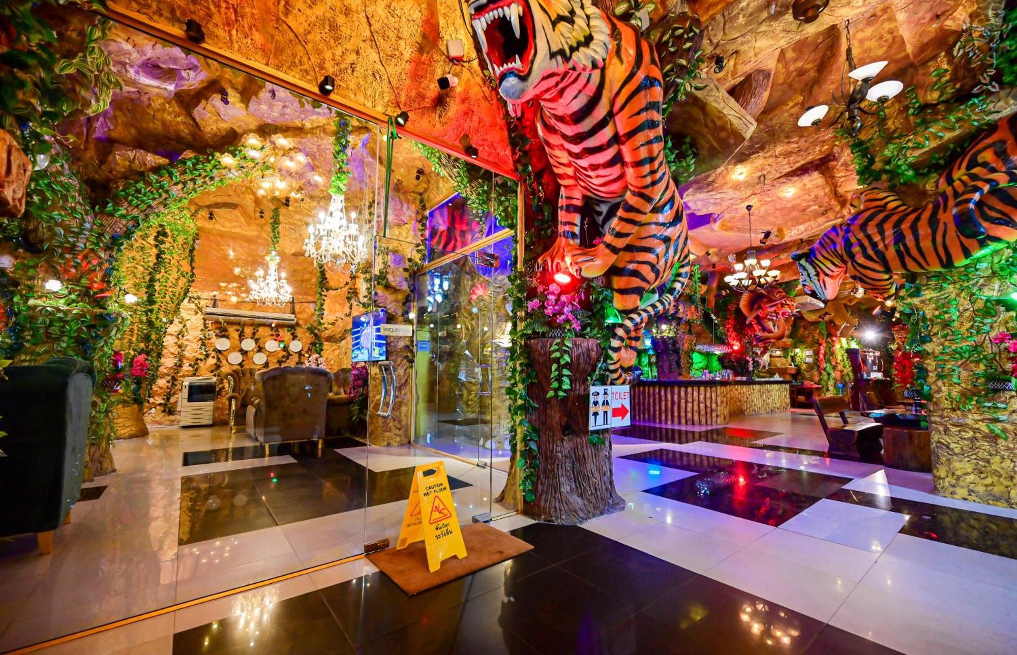Tiger Complex Hotel Patong Екстер'єр фото