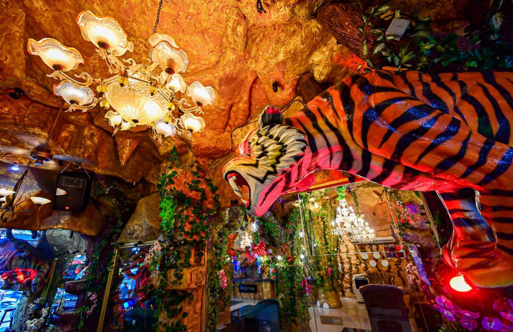 Tiger Complex Hotel Patong Екстер'єр фото