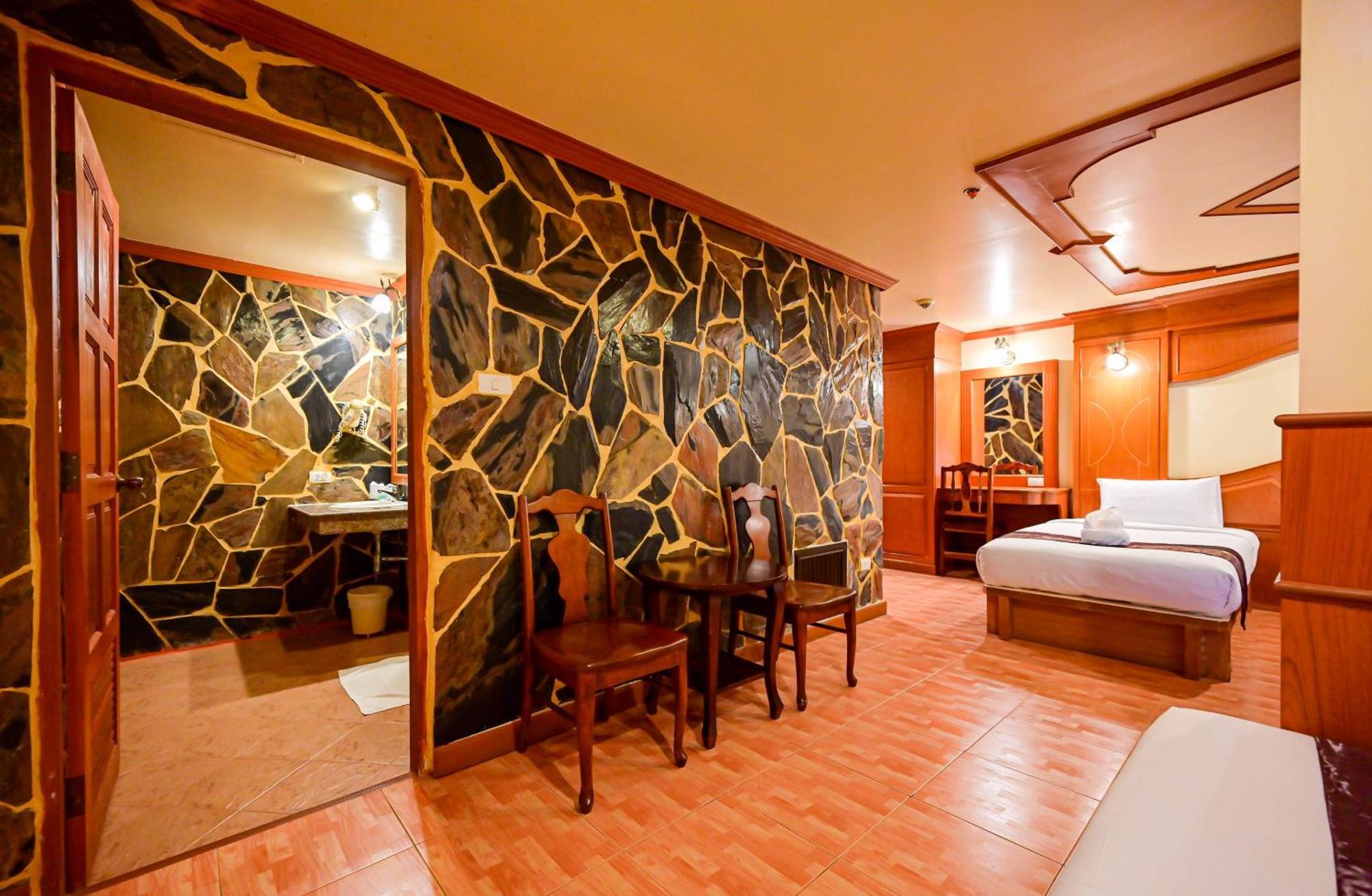Tiger Complex Hotel Patong Екстер'єр фото
