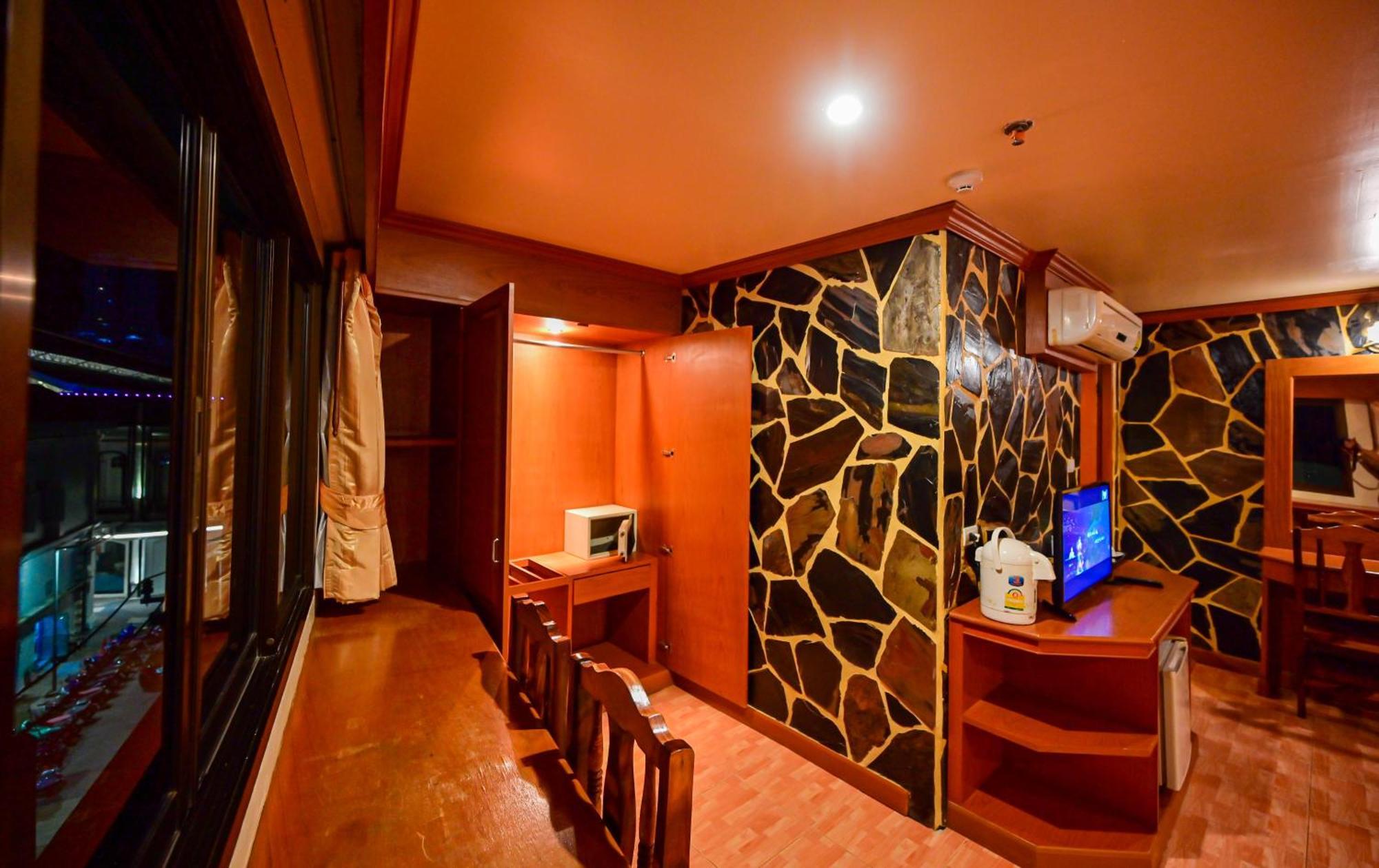 Tiger Complex Hotel Patong Екстер'єр фото