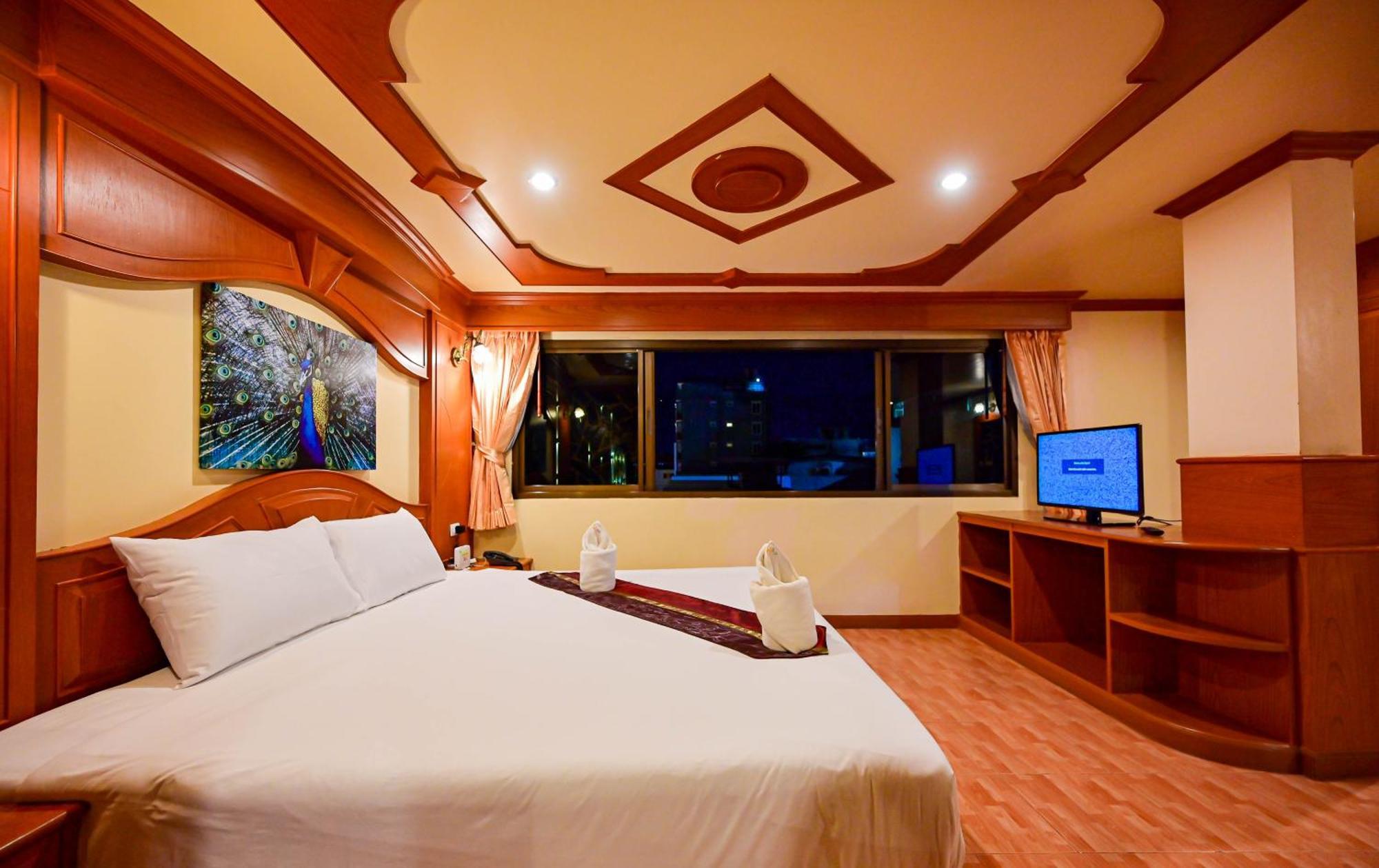 Tiger Complex Hotel Patong Екстер'єр фото